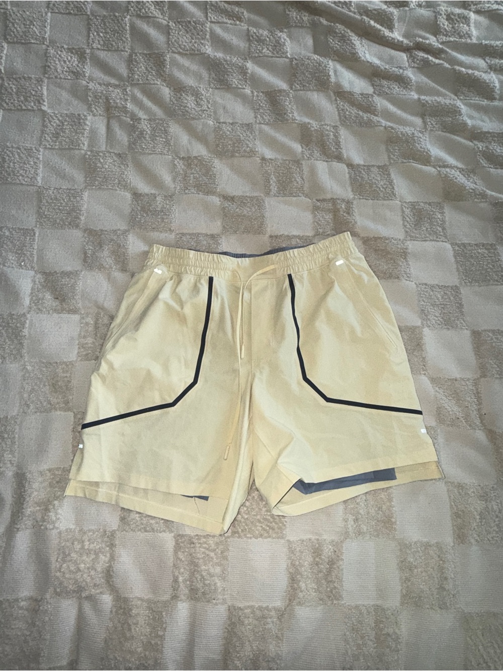 Lululemon License to Train Shorts in a light yellow size‎ L